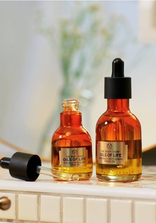 The Body Shop Oils Of Life Intensely Revitalizing Facial Oil 30ml - Image 2